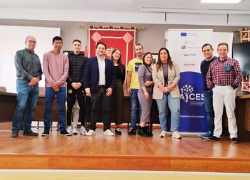 Pozuelo clausura un curso de formación en técnicas de tapizado