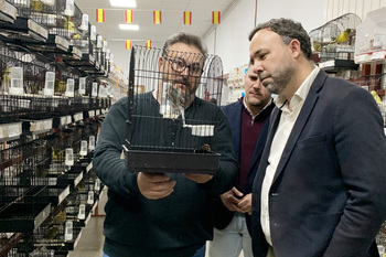 La exposición ornitológica reúne a más de 800 pájaros