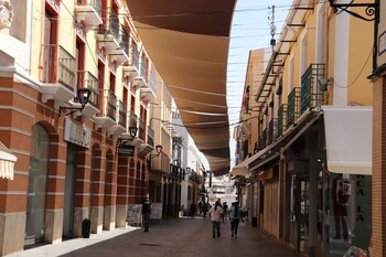 El Ayuntamiento renueva los toldos de la calle Empedrada