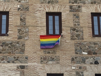 Las Cortes cuelgan la bandera arco iris por el Día del Orgullo