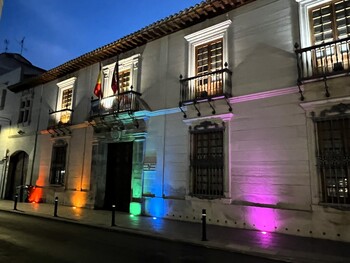 La Junta enciende su sede para visibilizar el día del Orgullo