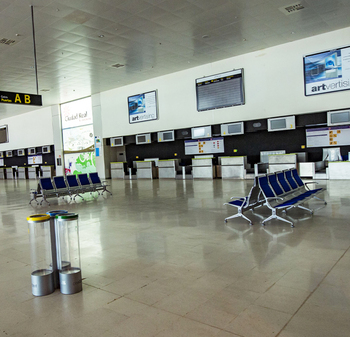 Pocos servicios y demasiado espacio en el aeropuerto