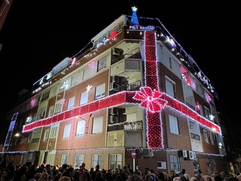 Espectacular encendido navideño en el número 10 de Campoamor