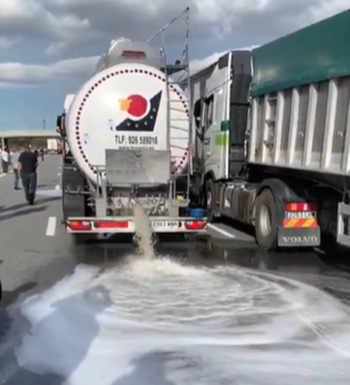 Agricultores franceses vuelcan vino de Criptana en la frontera