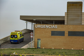 Un hombre es trasladado al hospital tras recibir un hachazo