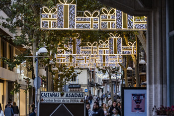 Inician las pruebas del alumbrado navideño y montan el árbol