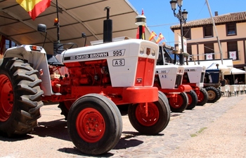 Veinticinco tractores antiguos evocan historia por La Solana