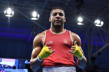 El boxeador español Enmanuel Reyes vence con solidez al chino