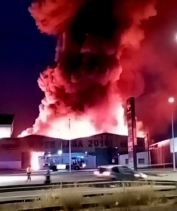 Controlado el incendio que ha arrasado un bazar chino