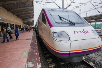 El Gobierno pacta con Podemos prorrogar la ayuda al transporte