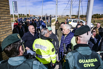 Agricultores tratan de cortar la vía del tren en Socuéllamos