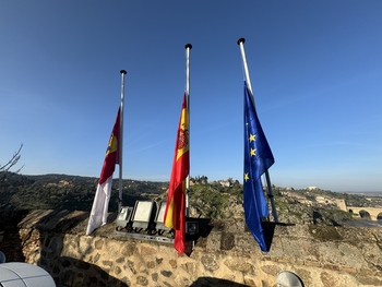 Banderas a media asta en las Cortes por Jacques Delors