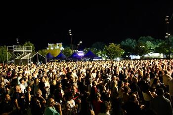 Casi 5.000 personas llenan de solidaridad la Plaza Joven