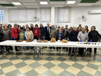 Las frutas en sartén endulzan una convivencia de los mayores