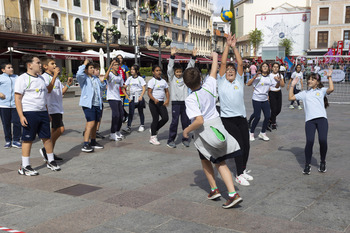 Más de 500 escolares juegan al balonmano en la Plaza Mayor