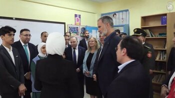 Felipe VI visita en Jordania el campo de refugiados de Baqa'a