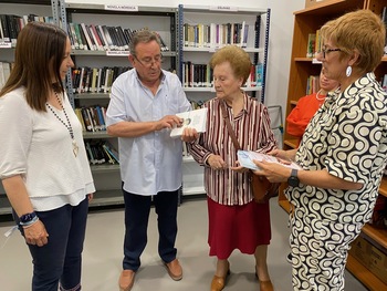 Vicente Muela entrega a Alcázar una copia de sus libros