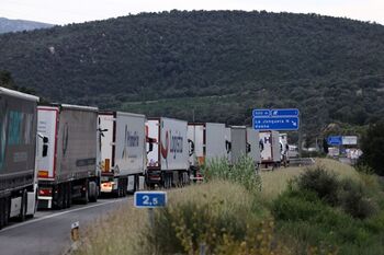 Los agricultores franceses cortan la AP-7 en La Junquera