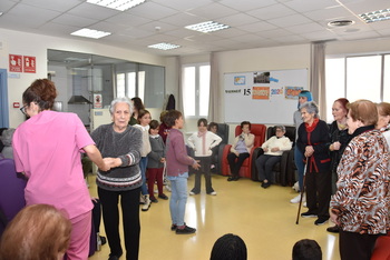 Risas de varias generaciones celebran el Día de la Enseñanza