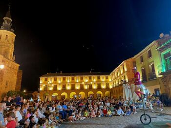 El humor y acrobacias de Máximo óptimo toman la plaza Mayor