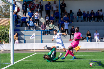 Valdepeñas y Socuéllamos firman tablas en un derbi frenético