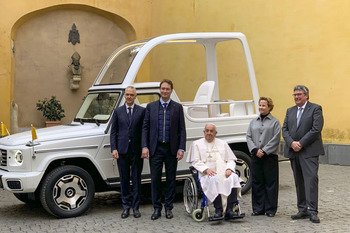 Francisco recibe el primer papamóvil completamente eléctrico