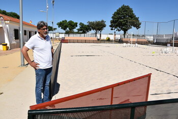 Miguelturra cambia la arena del parque Rivas Moreno