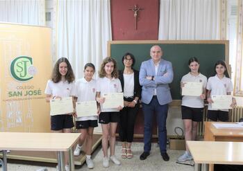 Alumnas del colegio San José reciben el premio de Consumópolis