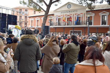 Los niños celebran las campanadas en la plaza de España