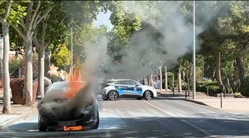Arde un coche que se encontraba detenido en un semáforo