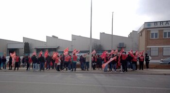 Trabajadores piden a Brahm readmitir a dos compañeros