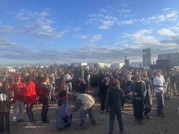 Una ciudad 'rave' nacida de la nada en el aeropuerto