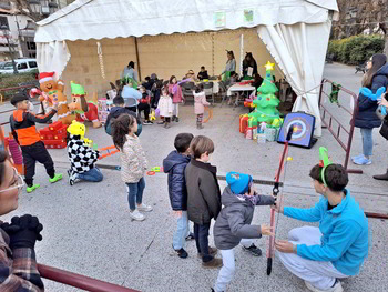 Manualidades, juegos y globoflexia en la Navidad infantil