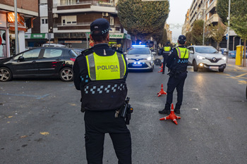 Varios detenidos por hurtos en un coche y un establecimiento