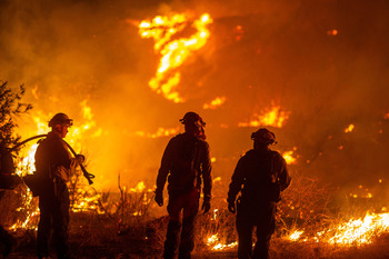 Miles de evacuados por un nuevo incendio en Los Ángeles