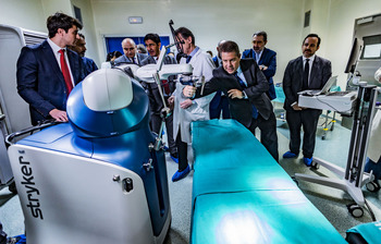 El hospital espera operar 200 prótesis al año con el robot