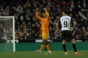 El Real Madrid concilia poco en Mestalla y vence  