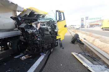 Un aparatoso choque de camiones deja tres heridos en la A-4