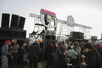 La rave del aeropuerto cumple 100 horas de música sin parar